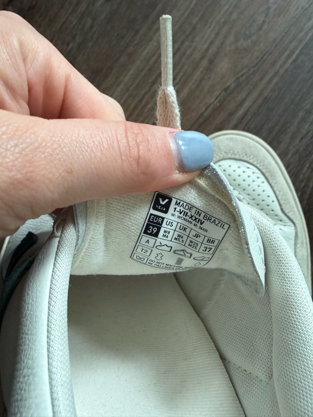 Veja V-90 Sneakers - Picture 7 of 7